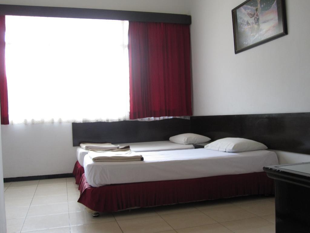 Hotel Santosa Malang Zimmer foto