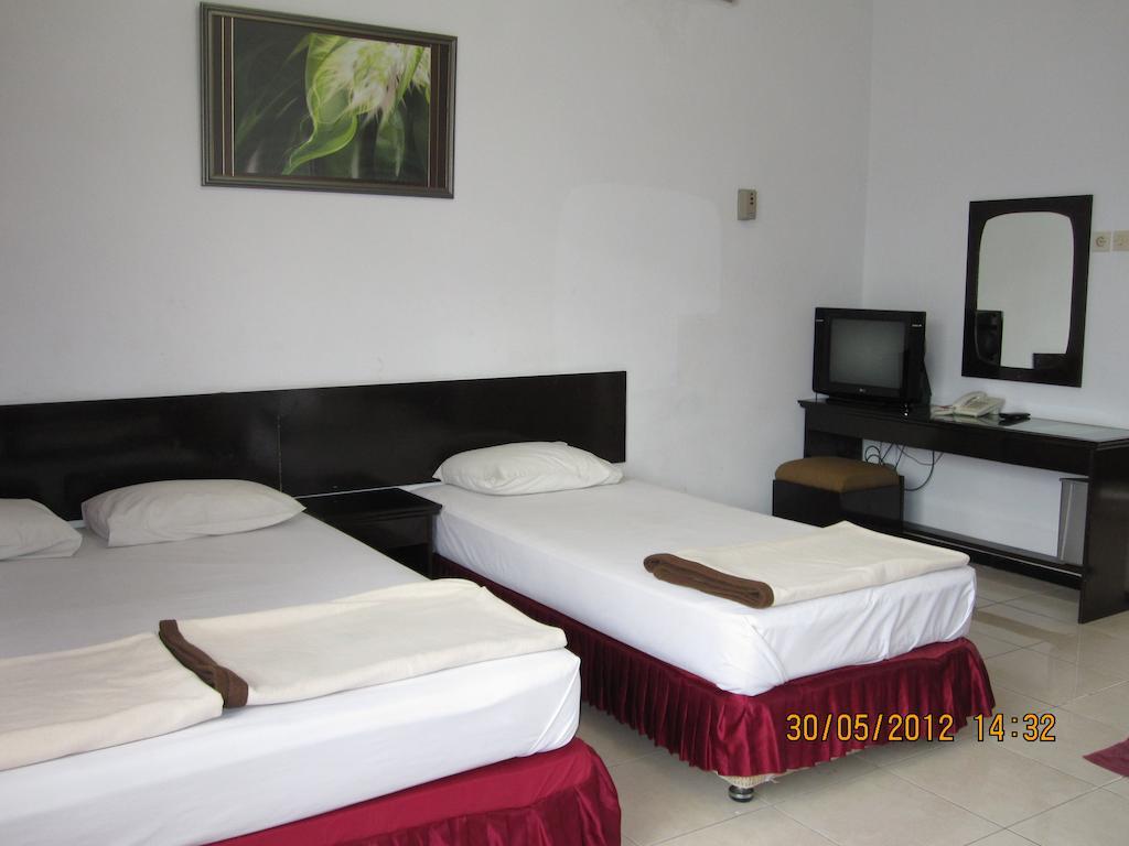 Hotel Santosa Malang Zimmer foto