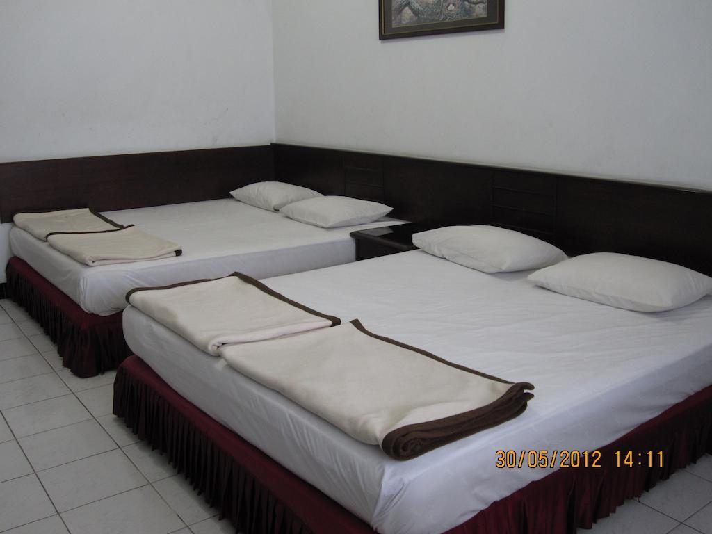 Hotel Santosa Malang Zimmer foto