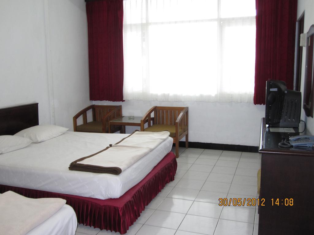 Hotel Santosa Malang Zimmer foto